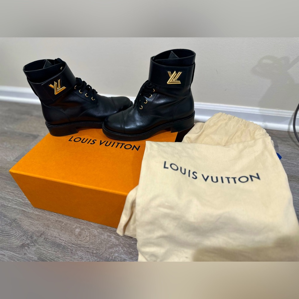 LOUIS VUITTON 
Calfskin Wonderland Ranger Boots